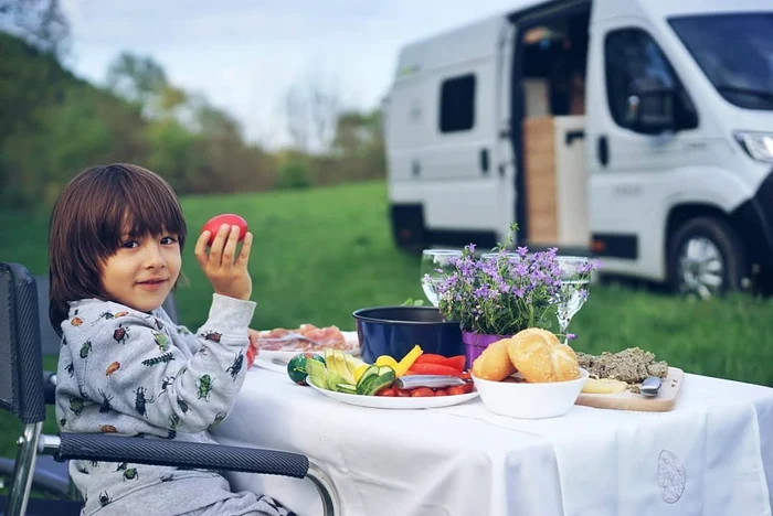 Fiul Danei Rogoz se bucură din plin de vacanța în natură