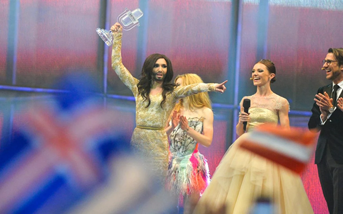 Conchita Wurst, câştigător Eurovision 2014, pe scenă FOTO Andres Putting (EBU)