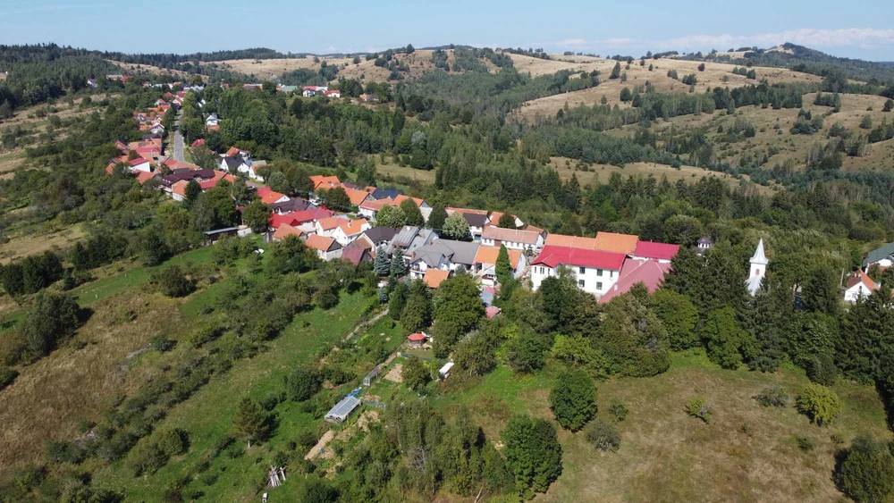 Într-o comună cu 166 de locuitori, fără apă, edilul face naveta cu un elicopter de 800.000 de dolari. Populația se dublează în anii electorali