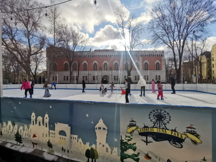 Patinoarul din fața Castelului Huniade FOTO Ștefan Both