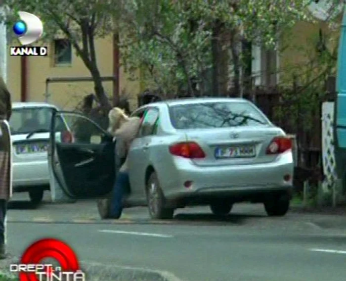 Cătălina a fost surprinsă la volanul automobilului Mădălinei Manole (Foto: captură video Kanal D)