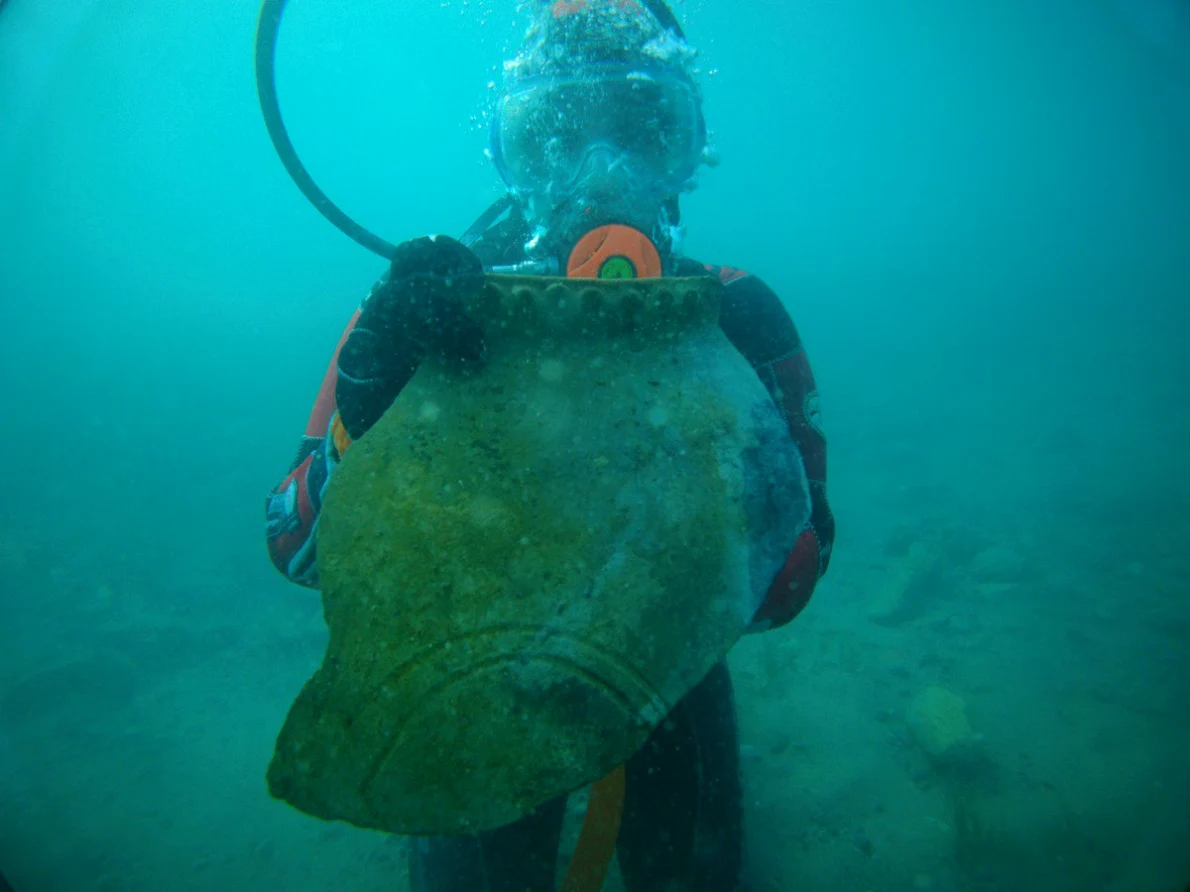 Oraș scufundat descoperit într-un lac din Kârgâzstan (© Elizaveta Romashkina / Russian Geographical Society)