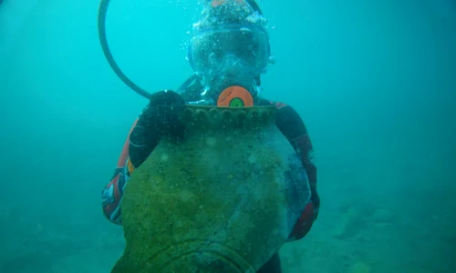 Oraș scufundat descoperit într-un lac din Kârgâzstan (© Elizaveta Romashkina / Russian Geographical Society)