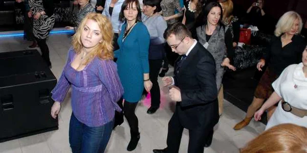 Poliţistul criminalist Nistor Octavian, instructor de salsa în timpul liber, a animat petrecerea de Ziua Femeii, organizată de IPA Galaţi