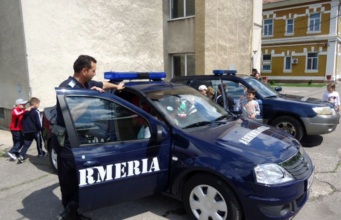 Copiii din Slatina au inspectat tehnica de lucru a jandarmilor
