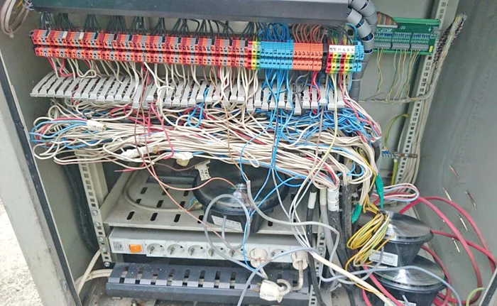 
    Persoane necunoscute  au umblat la dulapurile  de semaforizare din  faţa Policlinicii Titan   