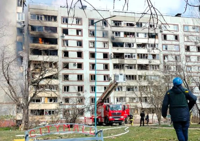 Bloc de locuințe din Zaporojie bombardat de ruși FOTO Twitter
