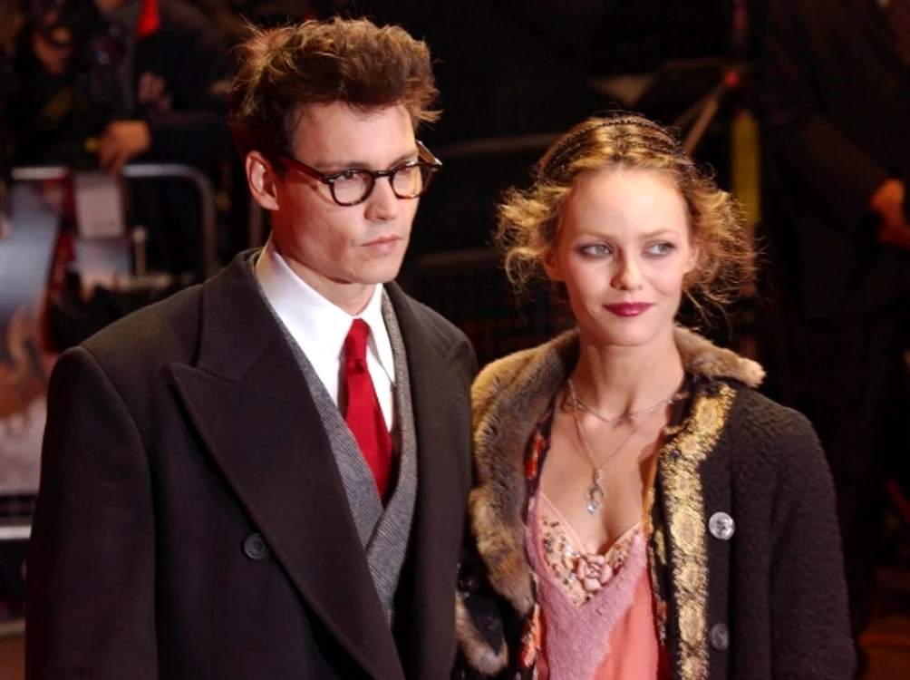 Johnny Depp şi Vanesa Paradis, într-o fotografie din 2004, la premiera din Londra a filmului "Finding Neverland"