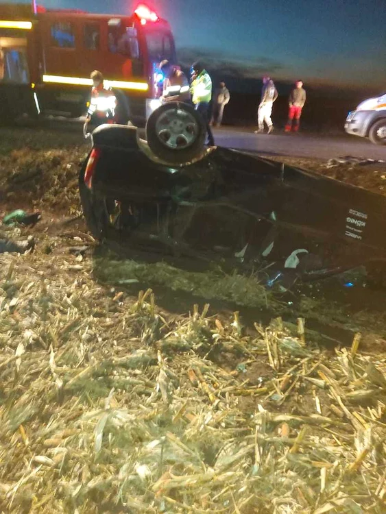 Doi bărbaţi au murit şi alţi zece au fost răniţi, după un accident în care a fost implicată o maşină plină cu migranţi