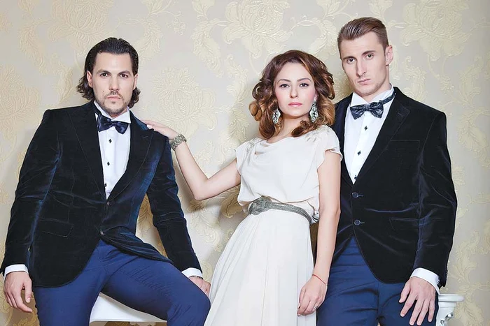 Handbaliştii Adrian Vasile şi Didi Hrimiuc o încadrează pe Giulia ( Foto: GETT’S Highlights)