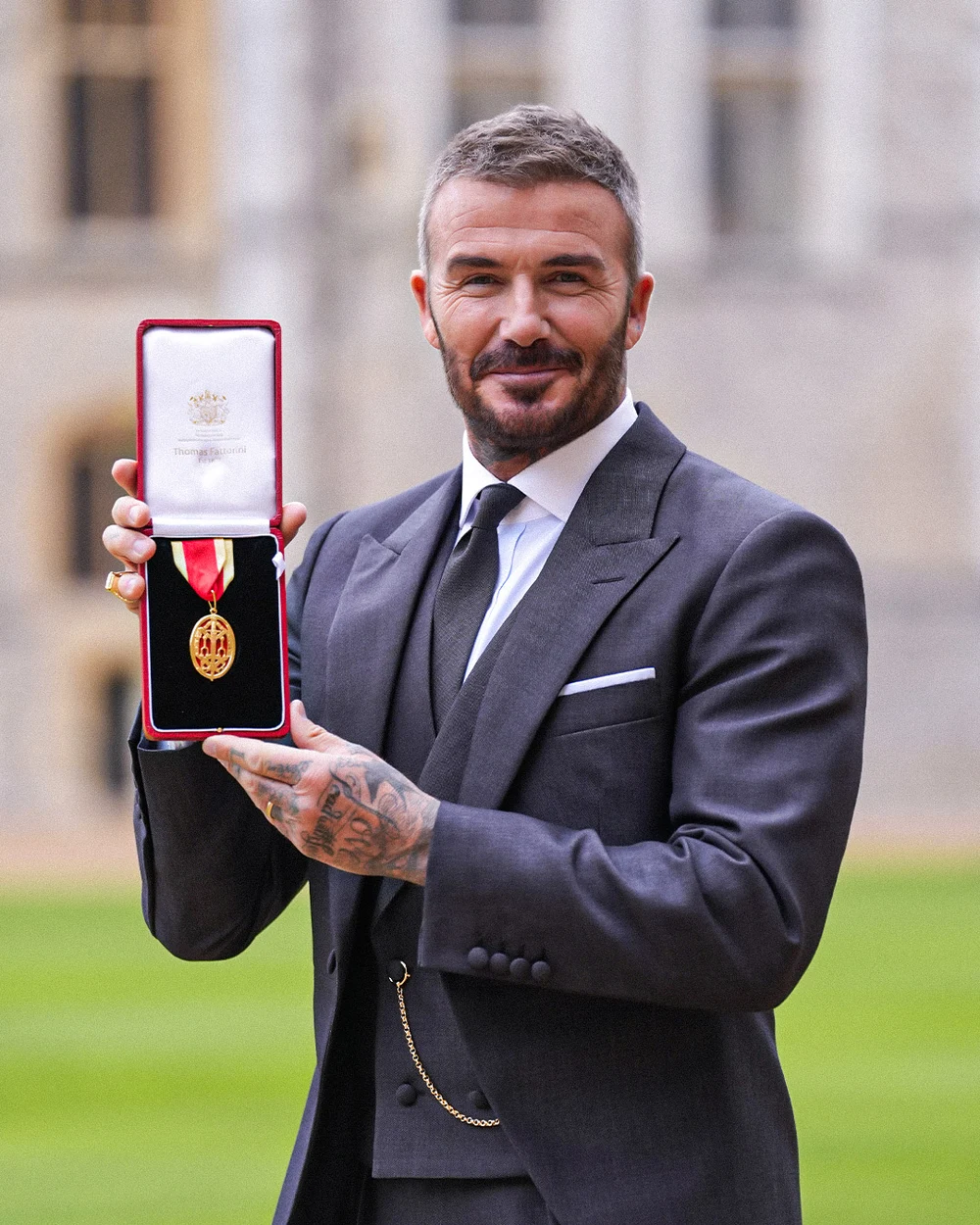 David Beckham, fostul căpitan al naționalei Angliei, a primit titlul de cavaler din partea Regelui Charles al III-lea. „Nu aș putea fi mai mândru”