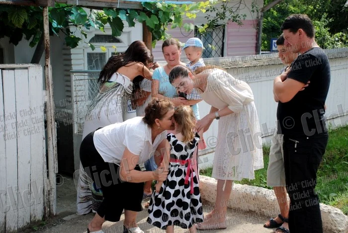 Monica Gabor în vizită la bunici, după nouă ani