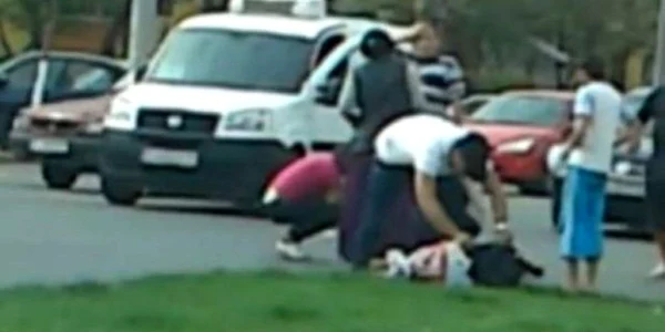 Ţiganul care a jefuit o femeie în plină stradă a primit trei ani de închisoare 