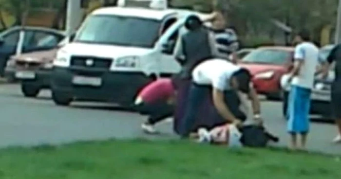 Ţiganul care a jefuit o femeie în plină stradă a primit trei ani de închisoare