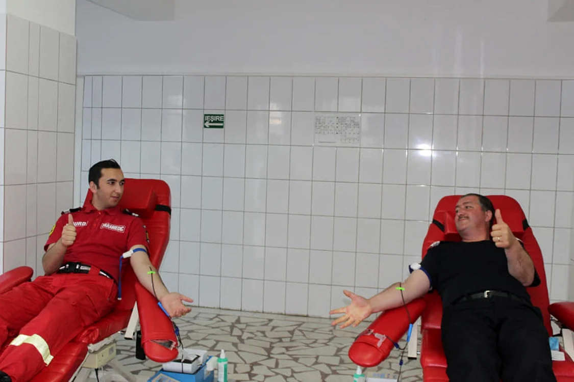 Claudiu şi Nicuşor Poiană sunt fiu şi tată şi au misiuni împreună FOTO: ISU Vrancea