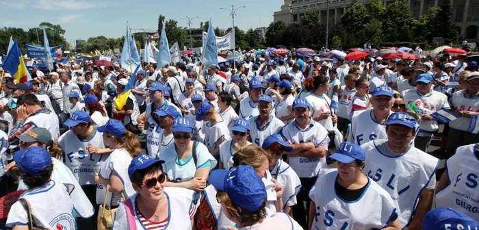 10.000 de profesori au ieşit în strada de Ziua Copilului