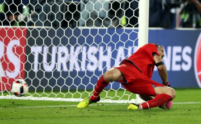 Penalty-ul transformat de Hector care a trimis Germania în semifinaleFoto: AP