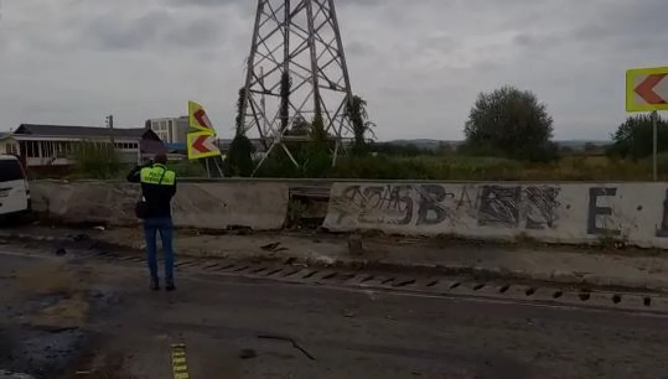 Trei adulţi şi un copil, răniţi înr-un accident, în Argeş. Maşina în care se aflau a intrat într-un parapet şi s-a răsturnat