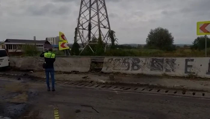 Trei adulţi şi un copil, răniţi înr-un accident, în Argeş. Maşina în care se aflau a intrat într-un parapet şi s-a răsturnat