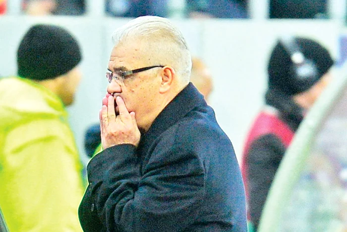 
    Iordănescu nu se desparte niciodată de iconiţele lui sfinţiteFoto: Mediafax  