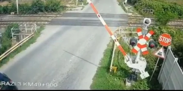 Carutas care forteaza trecerea cu calea ferata FOTO captura video CFR Infrastructura