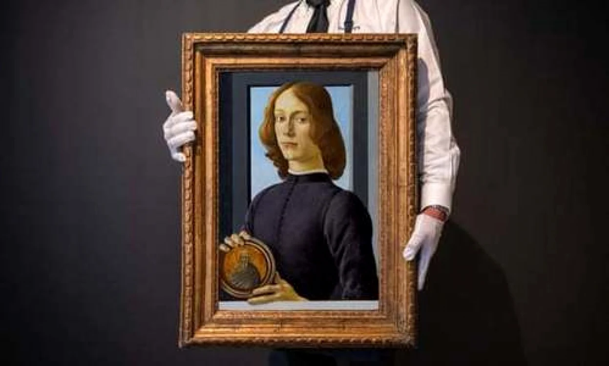 „Portrait of a Youth Holding a Roundel" - Sandro Botticelli foto: news.ro