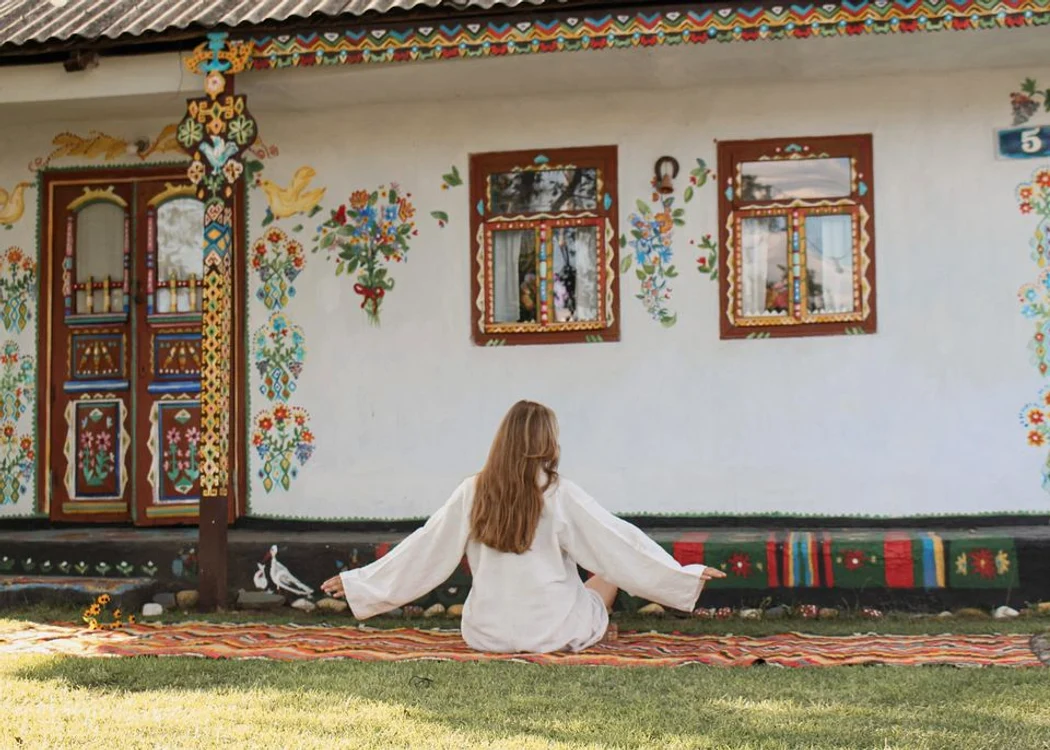 Natalia Bzovîi și căsuța moștenită. Foto: arhiva personală.