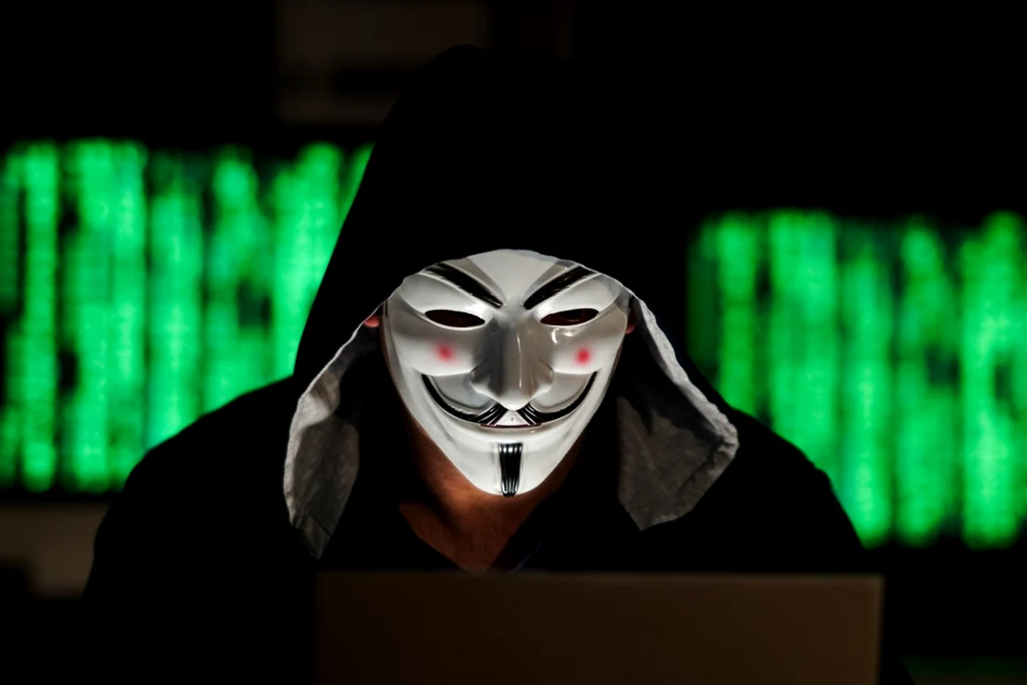 Hackerii de la Anonymous spun că Elon Musk a câștigat enorm din căderea Meta