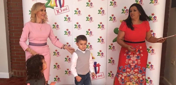 
    Gabriela Firea s-a distrat alături de cei mici la spectacolul dat de Mirela Retegan, creatoarea fenomenului intitulat Gaşca Zurli foto: Click!  