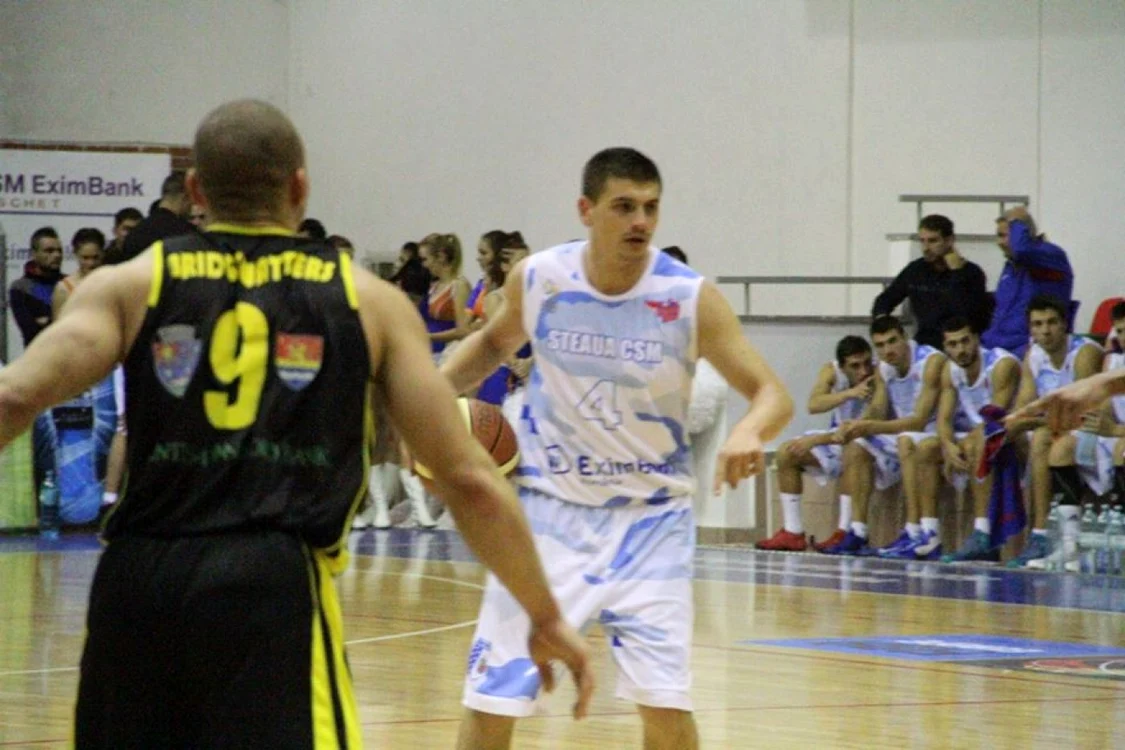 Adian Tudor (albastru), component al echipei de baschet Steaua