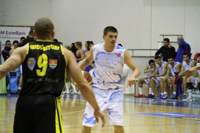 Adian Tudor (albastru), component al echipei de baschet Steaua