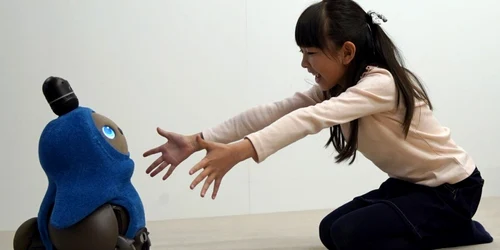 O fetiţă ajunge se joacă cu noul robot LOVOT al GROOVE X în timpul prezentării sale la Tokyo Japonia FOTO EPA-EFE / Franck Robichon