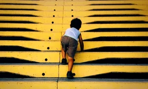 copil urcand pe scari 