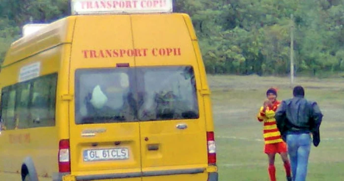 Fotbaliştii transpiraţi şi plini de noroi s-au schimbat de haine în microbuzul elevilor