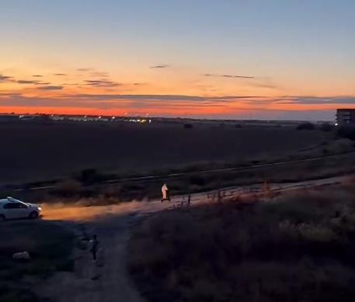 Cum a încercat un copil de 13 ani pe trotinetă să scape de Poliţie în Constanța. Momentul plin de adrenalină a fost surprins de localnici