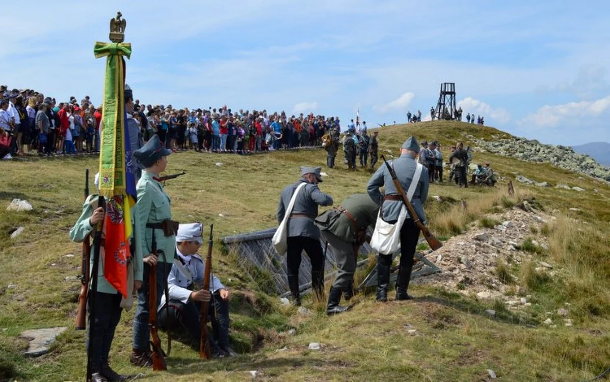 Pasul Vâlcan. Comemorare a ostaşilor care au luptat aici în Primul Război Mondial. Foto: Cristian Merişanu.