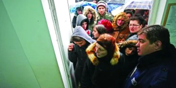 Oamenii au fost lăsaţi pe rând în încăperea unde se desfăşura Bursa