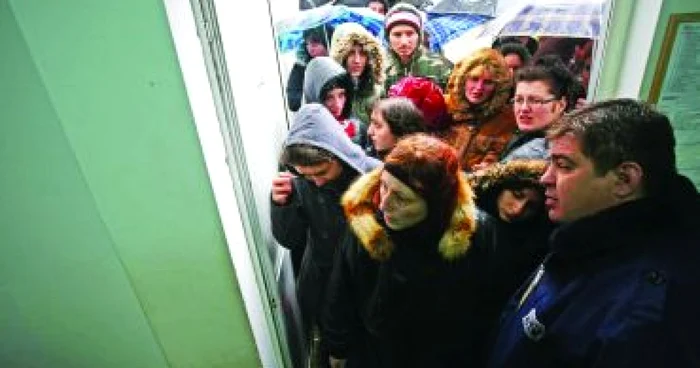 Oamenii au fost lăsaţi pe rând în încăperea unde se desfăşura Bursa