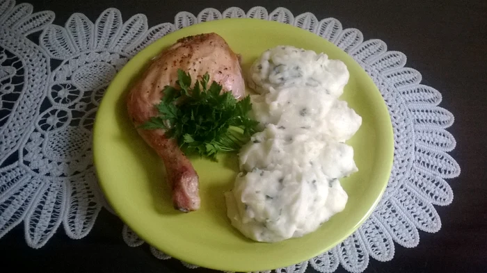 
    Pulpe de pui cu piure de cartofi  