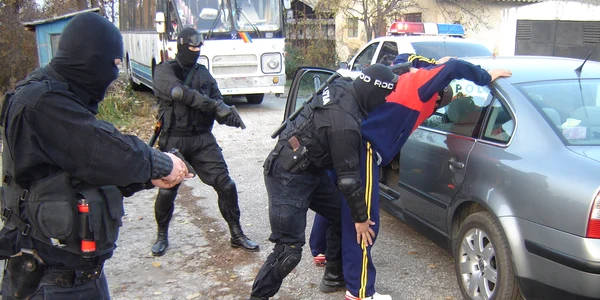 Poliţişti în acţiune. FOTO: NICOLETA BUTNARU