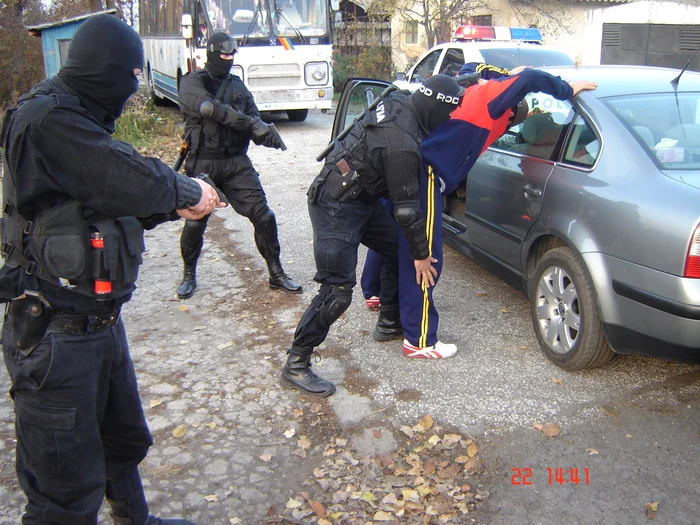 Poliţişti în acţiune. FOTO: NICOLETA BUTNARU