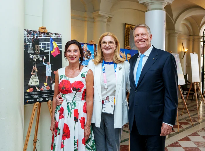 Carmen Iohanis, în rochia cu maci alături de Elisabeta Lipă și Klaus Iohannis FOTO: Facebook/K. I.
