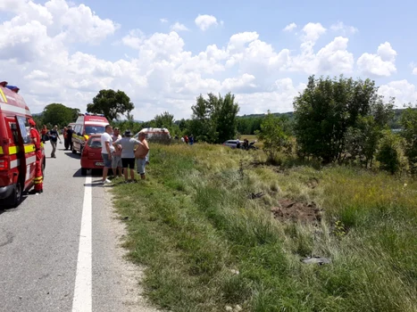 Accident rutier mortal pe DN67 la Milostea - Vâlcea cu un deces şi patru răniţi printre care şi copii Foto Adevărul