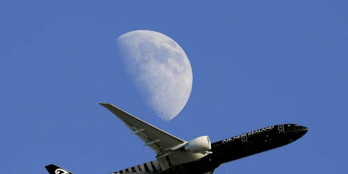 Un avion de pasageri neozeelandez zboară prin dreptul lunii de la Londra spre Los Angeles FOTO AP