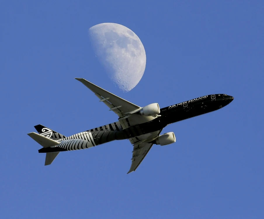 Viitorul zborului cu avionul va fi plin de WiFi. FOTO AP