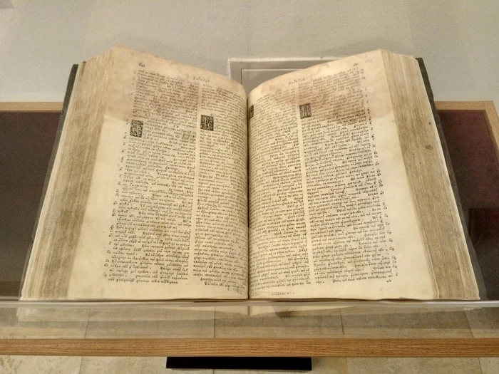 Biblia lui Șerban Cantacuzino, prima Biblie în limba română cu alfabet chirilic. Vechiul Testament tradus în română de Nicolae Milescu a fost utilizat de frații Greceanu pentru realizarea acestei cărți (© Muzeul Conacul Pană Filipescu)