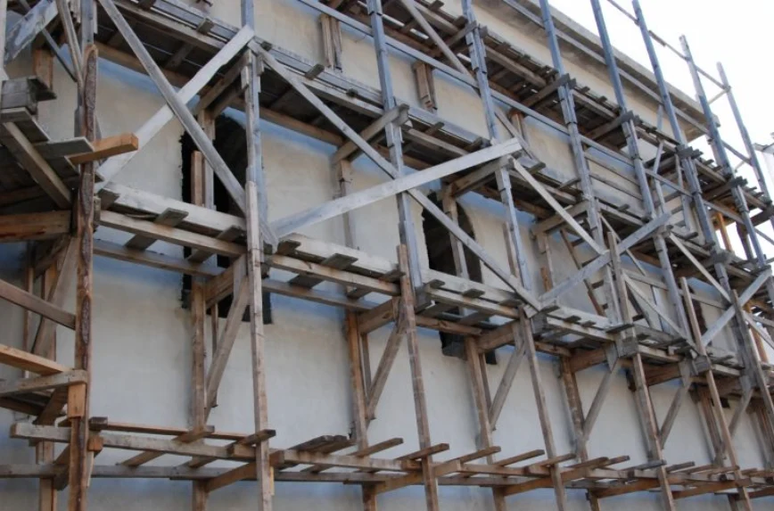 Tragedie pe șantierul unei grădinițe din Timiș: un bărbat a murit și altul a fost rănit după ce au căzut de pe o schelă