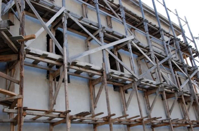 Tragedie pe șantierul unei grădinițe din Timiș: un bărbat a murit și altul a fost rănit după ce au căzut de pe o schelă