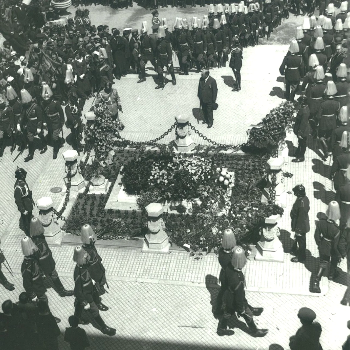 Mormântul Ostașului Necunoscut. Carte poștală interbelică din fototeca Muzeului Național de Istorie a României