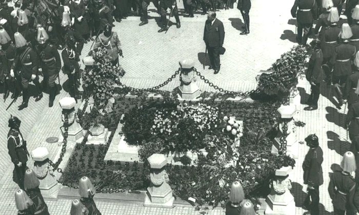 Mormântul Ostașului Necunoscut. Carte poștală interbelică din fototeca Muzeului Național de Istorie a României